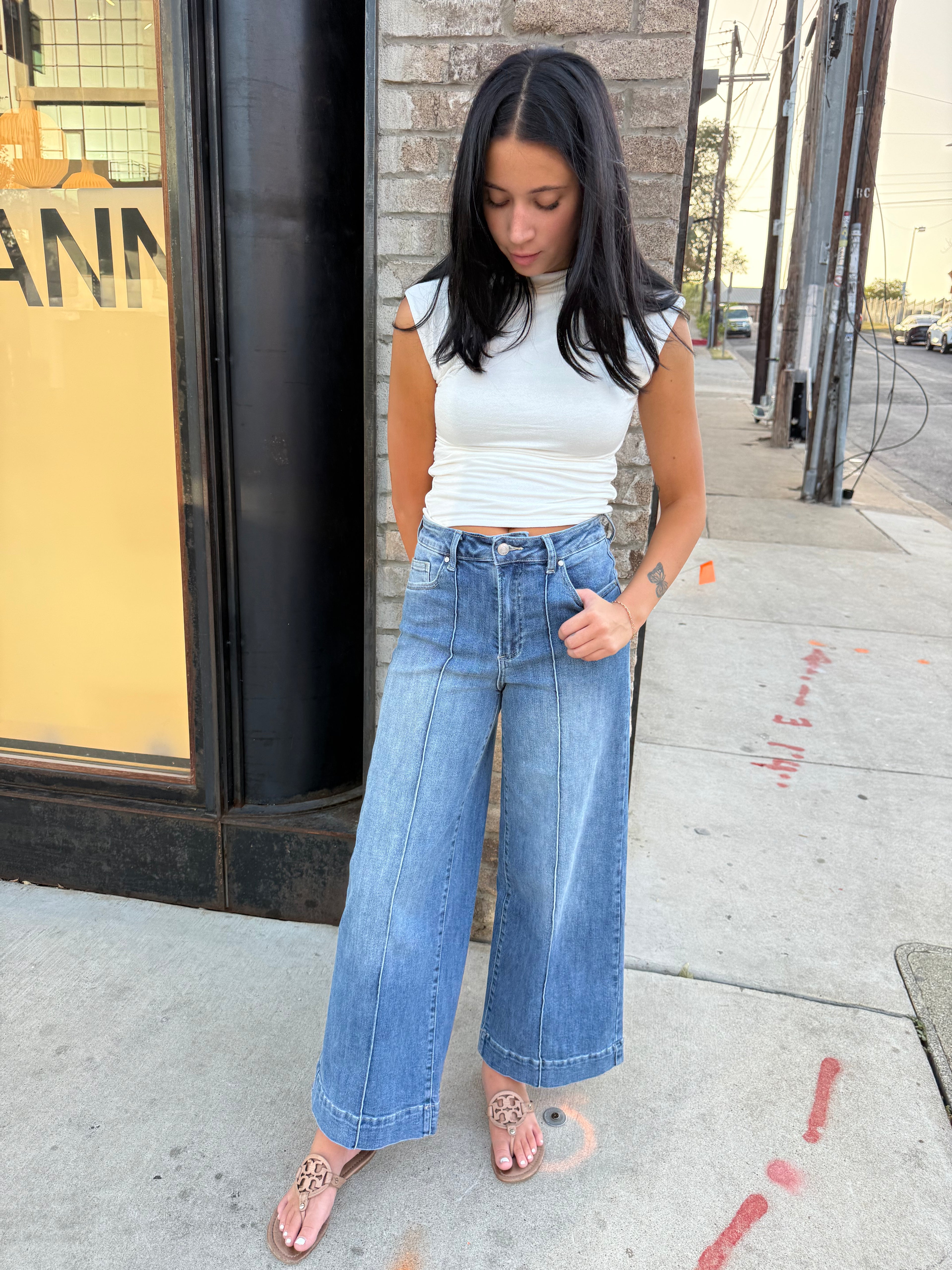STRETCH HIGH RISE PIN TUCK DETAIL WIDE LEG JEAN