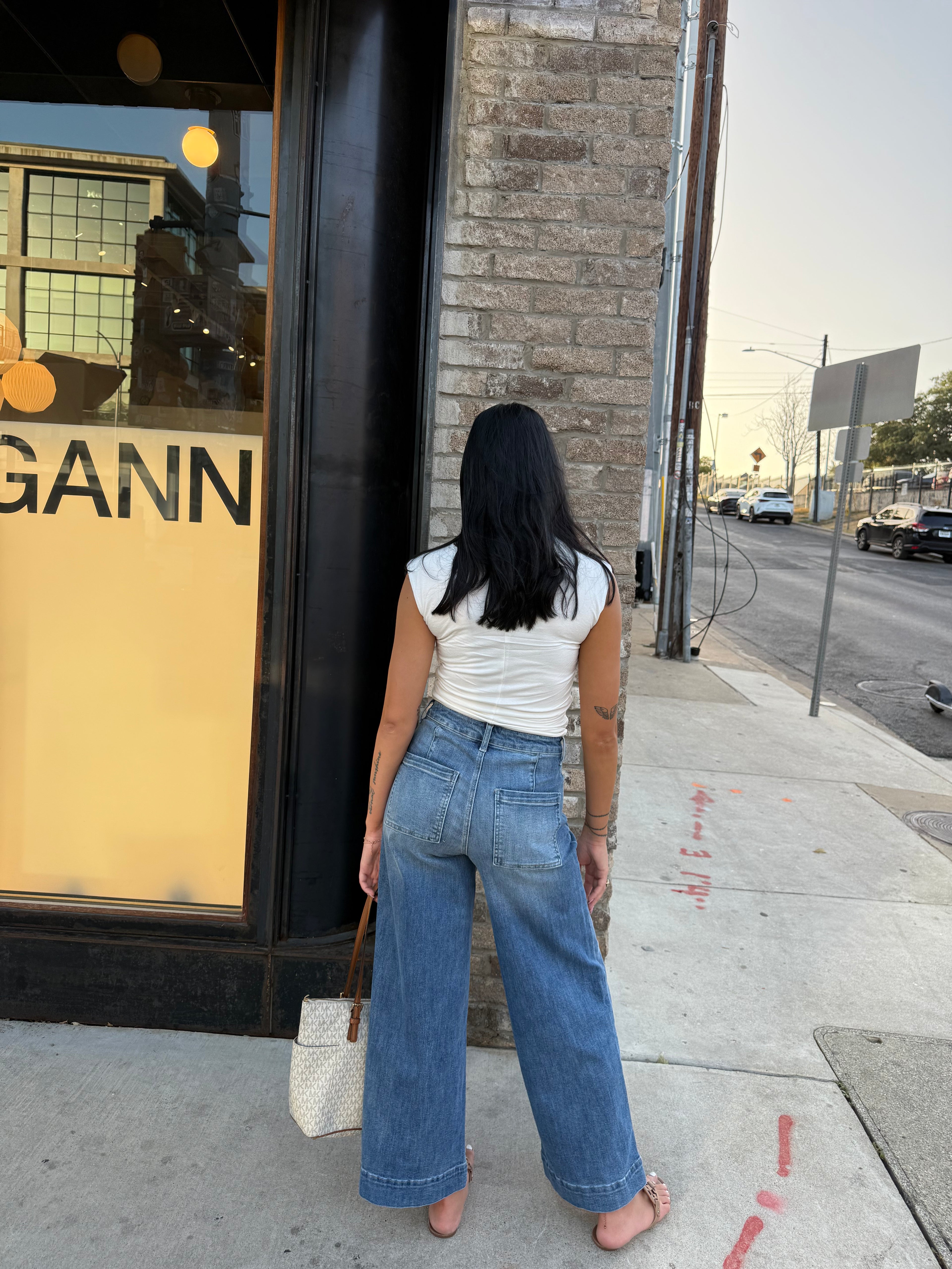 STRETCH HIGH RISE PIN TUCK DETAIL WIDE LEG JEAN