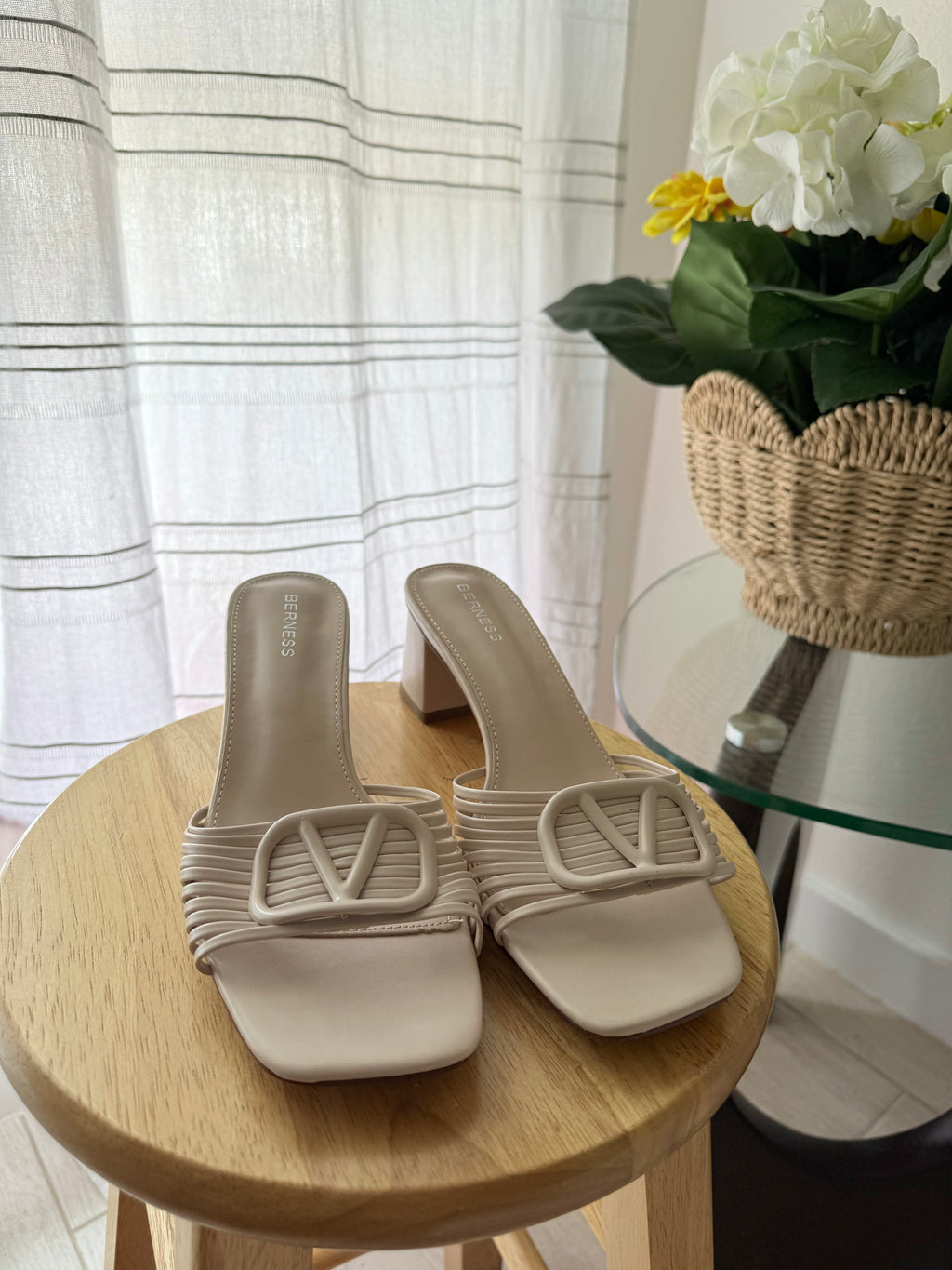 the V nude block heel