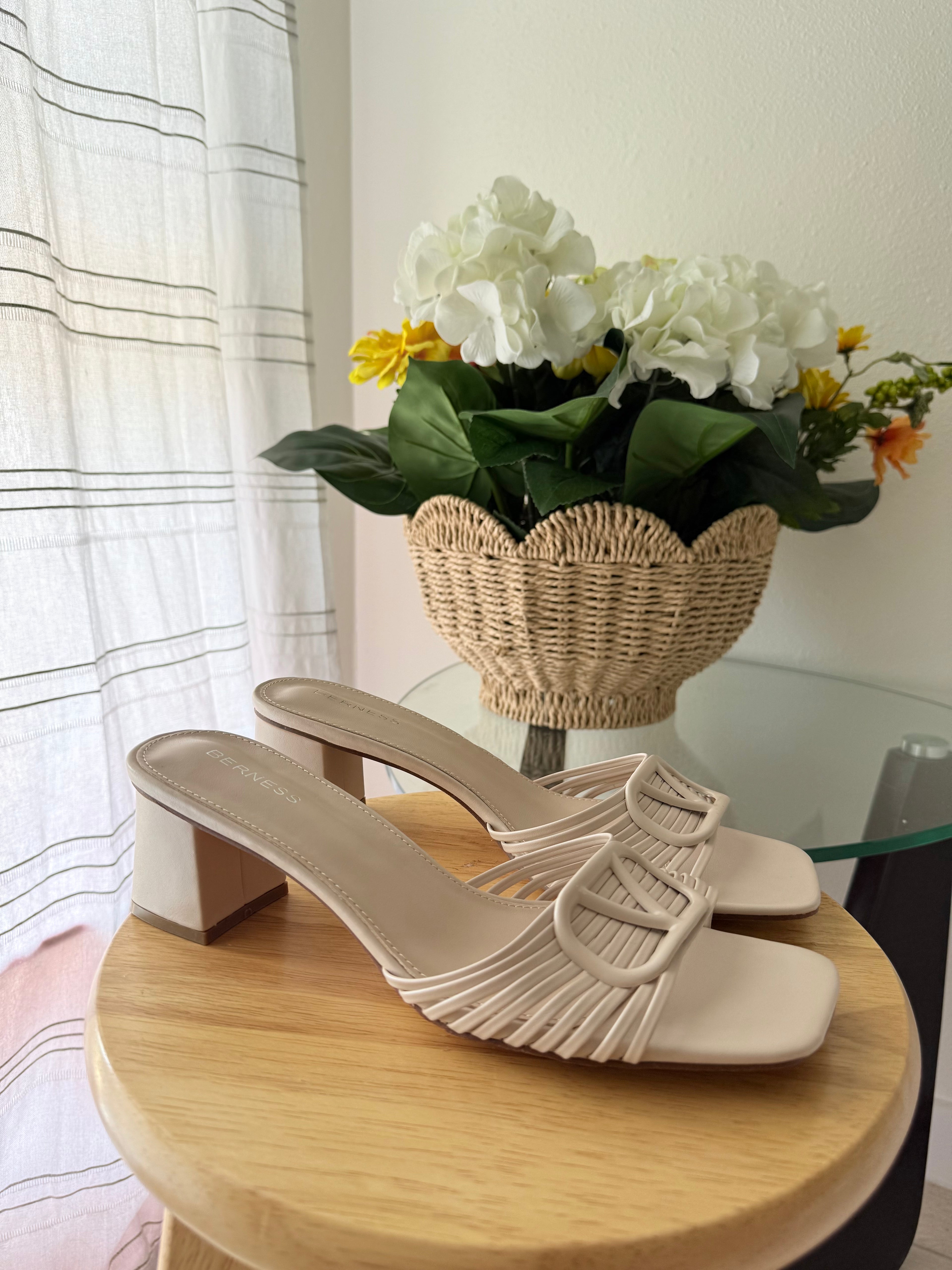 the V nude block heel